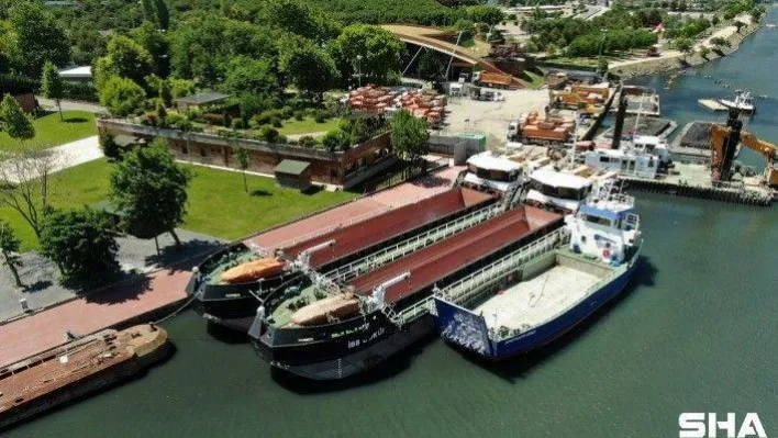 İBB'nin iskeleye bağlı olarak müsilaj temizleyen gemileri havadan görüntülendi