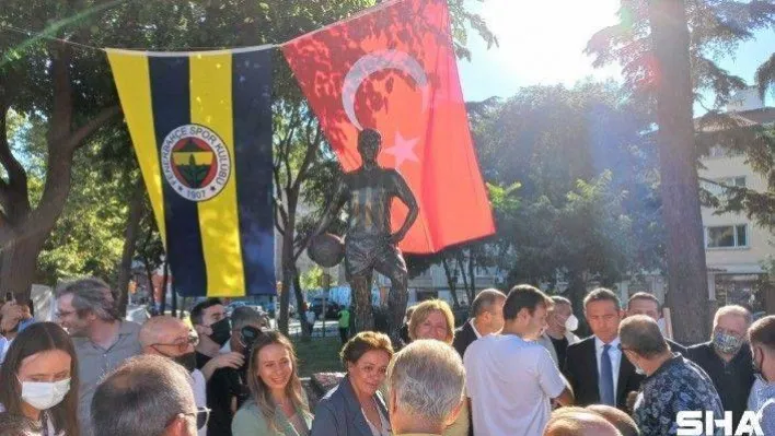 Kadıköy'de Can Bartu heykeli törenle açıldı