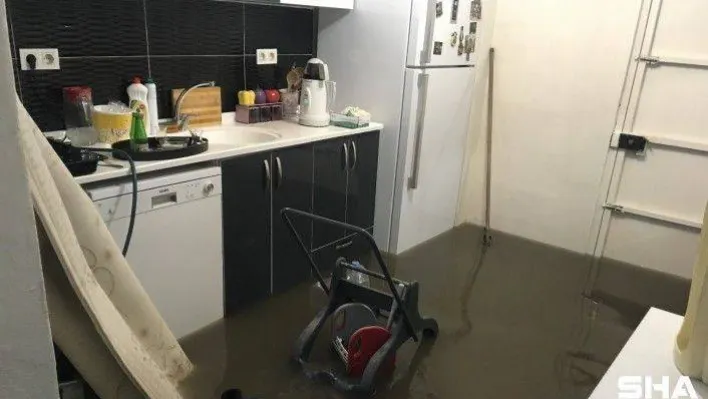 Kadıköy'de sağanak nedeniyle 3 evi su bastı