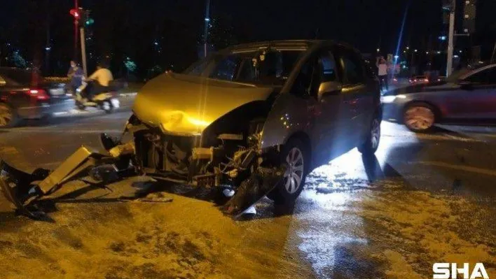 Kağıthane'de ticari taksi ile otomobilin çarpışma anı kamerada
