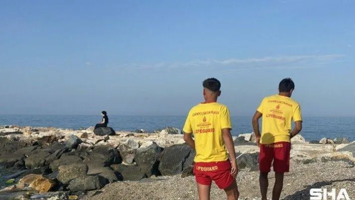 Karaburun'da serinlemek için denize giren çocuk ölümden döndü