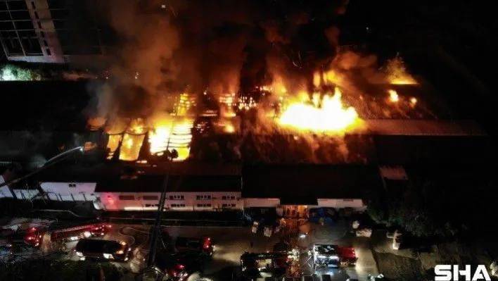 Küçükçekmece'de kağıt fabrikasındaki yangın devam ediyor