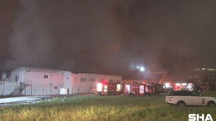 Küçükçekmece'deki kağıt ambalaj üretim merkezindeki yangın kontrol altına alındı