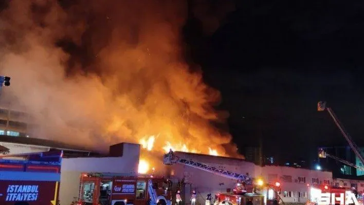 Küçükçekmece'deki kağıt fabrikasında çıkan yangın devam ediyor