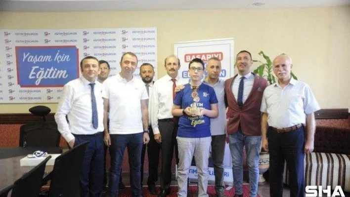 LGS birincisi Ahmet: &quotBaşarının sırrı planlı çalışmak ve kitap okumak&quot