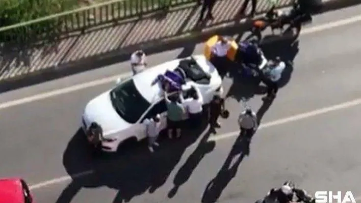 Maltepe'de hız yapan motokurye otomobilin tavanına uçtu