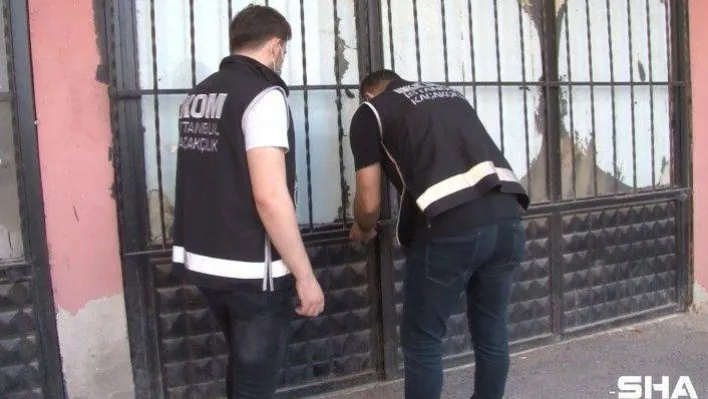 Maltepe'de kaçak cinsel içerikli ürün üreten depoya baskın