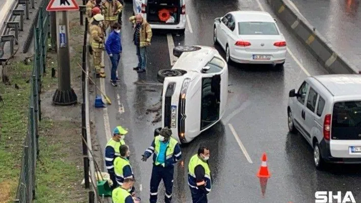 Okmeydanı bağlantı yolunda bariyerlere çarpan araç yan yattı