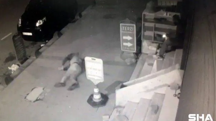 (ÖZEL) Arnavutköy'de merdivenden düşen adam ağır yaralandı