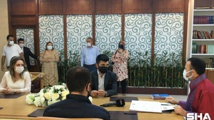(ÖZEL) Belediyelerde nikah sırası bulamayan çiftler müftülüğe koştu