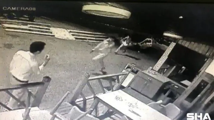 (Özel) Beyoğlu'nda silahlı 'yan baktın' kavgası kamerada