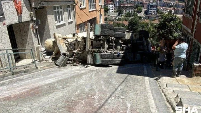(Özel) Eyüpsultan'da manevra yapan beton mikseri devrildi
