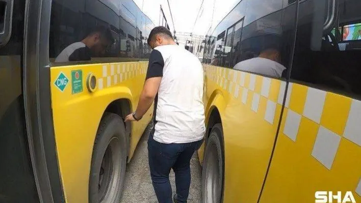 (Özel) Otobüsün üstünde 12 durak giden gencin çılgın yolculuğu kamerada