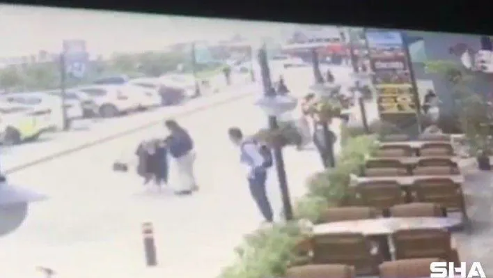 (Özel) Restoran çıkışında karısını döven adama meydan dayağı