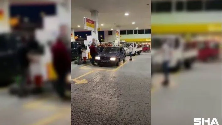 (Özel) Sancaktepe'de benzin istasyonunda çıkan kavgada yumruklar havada uçuştu