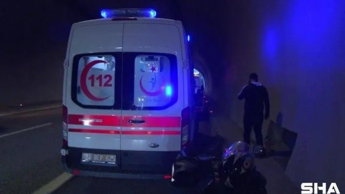 (Özel) Ümraniye'de emniyet şeridine giren araç, motosikletli sürücüye çarptı