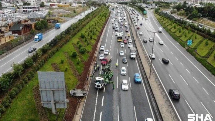 Sancaktepe TEM'de otomobil takla attı, uzun araç kuyrukları oluştu