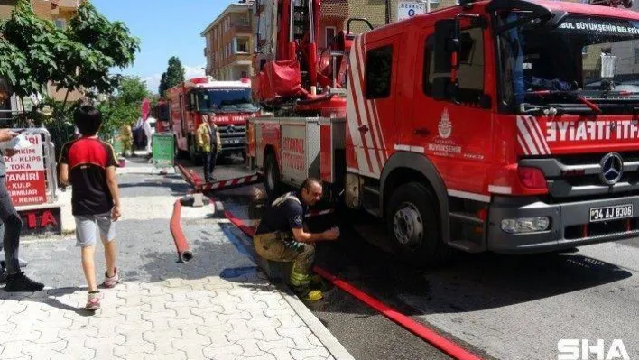 Sancaktepe'de giyim mağazasının alev alev yandığı anlar kamerada