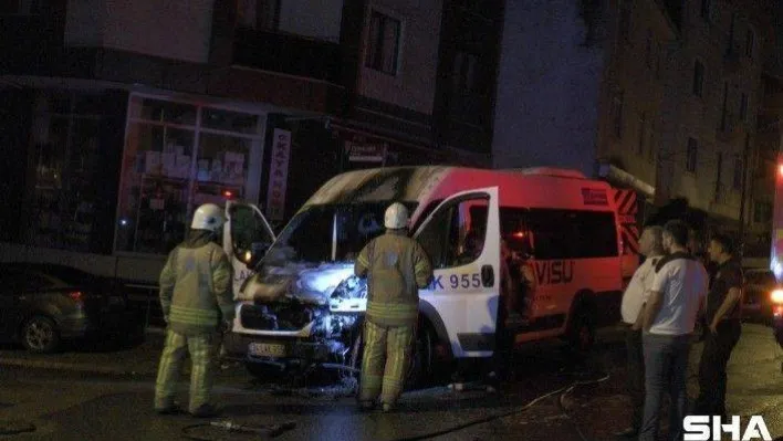 Sancaktepe'de park halinde bulunan servis minibüsün alev alev yandı
