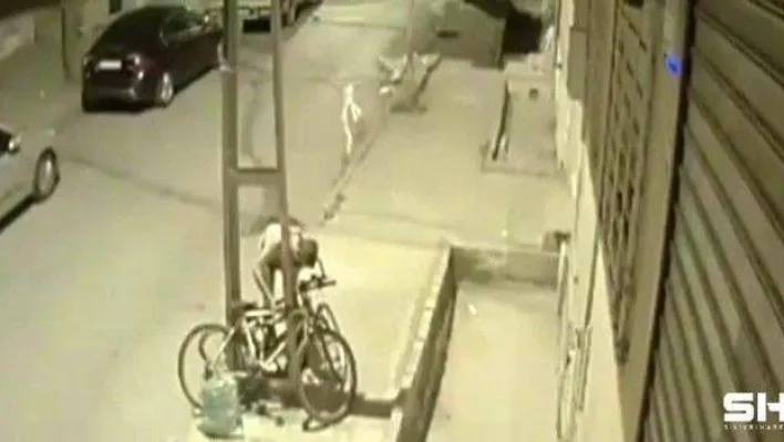 Sultangazi'de elektrik direğine bağlanan bisikleti böyle çaldı