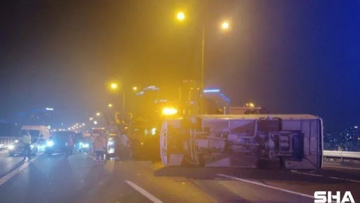 TEM Otoyolunda midibüs devrildi: 4 işçi yaralı