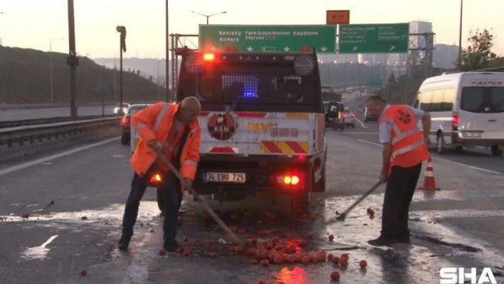 TEM Otoyolu'nda sebze yüklü kamyon devrildi: 3 yaralı