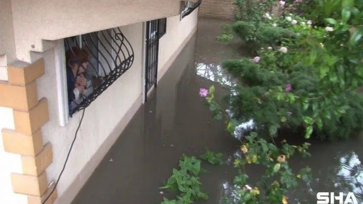 Üsküdar'da bir evin bahçesini su bastı bazı vatandaşlar mahsur kaldı