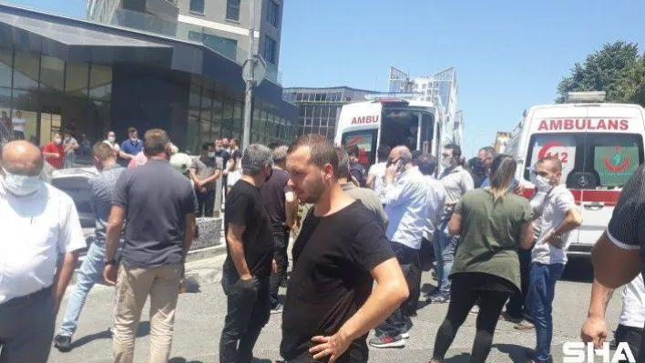 Yenibosna'da kaza yapan otomobilde sıkışan sürücü itfaiye ekipleri tarafından kurtarıldı