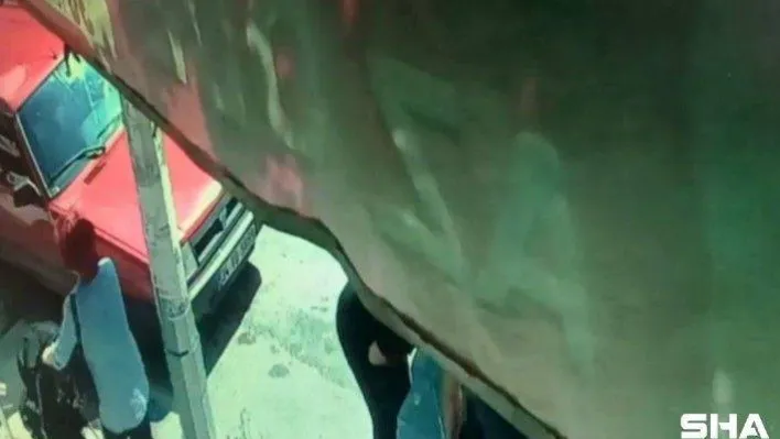 Anne ve bebeği aracın altında kalmaktan son anda kurtuldu: Kaza anı güvenlik kamerasında