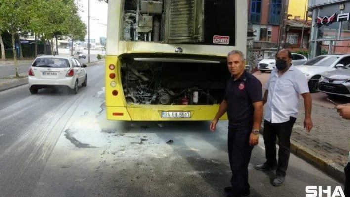Ataşehir'de 15 yolcusu olan otobüsün motorunun yandığı anlar kamerada