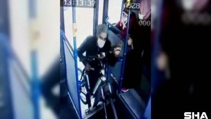Çaldığı bisikletleri belediye otobüsüyle taşıdı