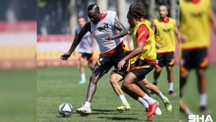 Galatasaray'da Patrick van Aanholt ilk kez takımla çalıştı