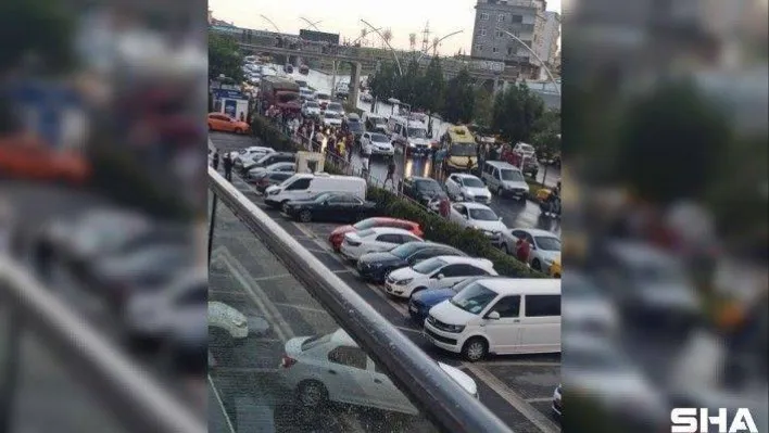 Gaziosmanpaşa'da bir kamyon, içinde yolcu bulunan minibüse çarptı