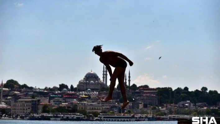 İstanbul'da sıcaktan bunalan çocuklar denize girerek serinledi