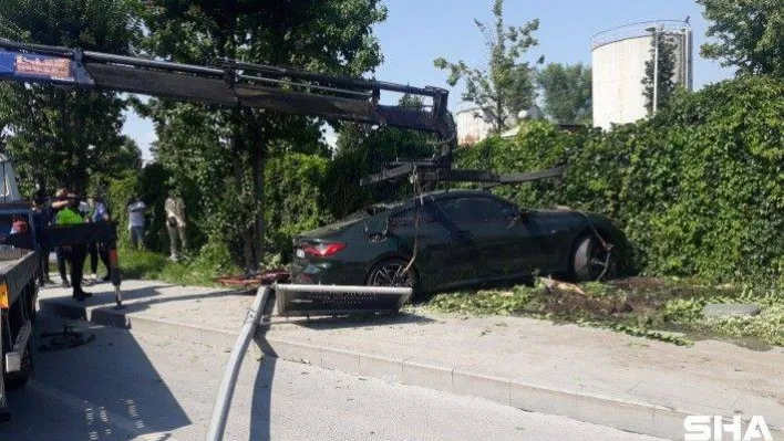 Kontrolden çıkan araç kaldırıma çıkıp, aydınlatma direğini devirdi