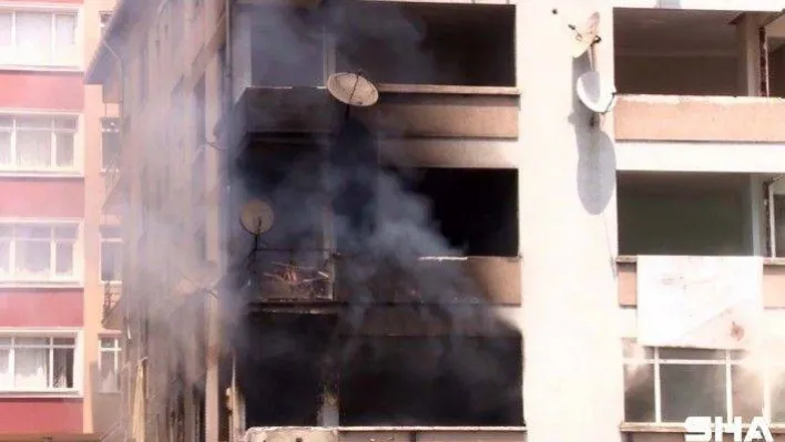 Küçükçekmece E-5 kenarındaki metruk bina yangını korkuttu