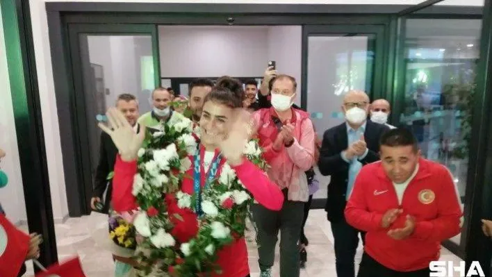 Olimpiyat üçüncüsü milli tekvandocu Hatice Kübra İlgün yurda döndü