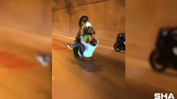 Tek teker üzerinde ilerleyen gençlerin kaza anı cep telefonu ile görüntülendi