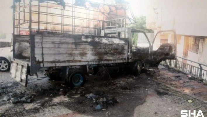 (Özel) İstanbul'da kundakçı dehşeti: Evsizlerin kaldığı aracı böyle kundakladı