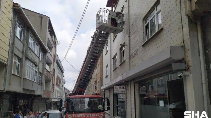 (Özel) Küçükçekmece'de anne balkonda, çocuk evde mahsur kaldı