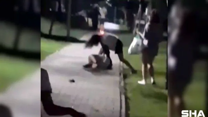 (Özel) Küçükçekmece'de kızların tekme tokat kavgası kamerada