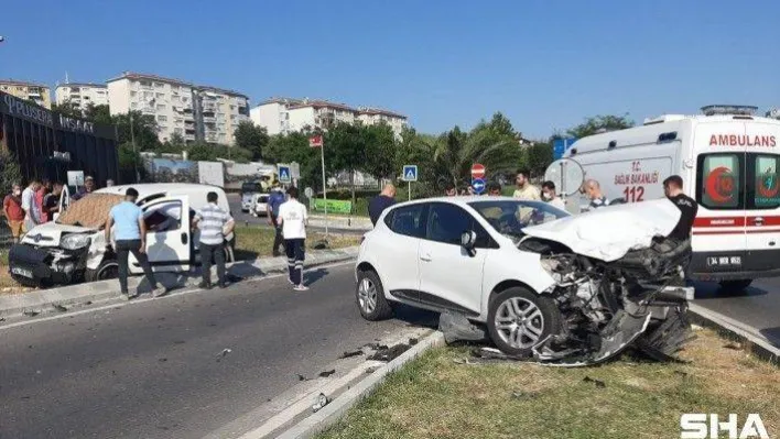 (Özel) Maltepe'de kavşakta kafa kafaya çarpıştılar: 3 yaralı