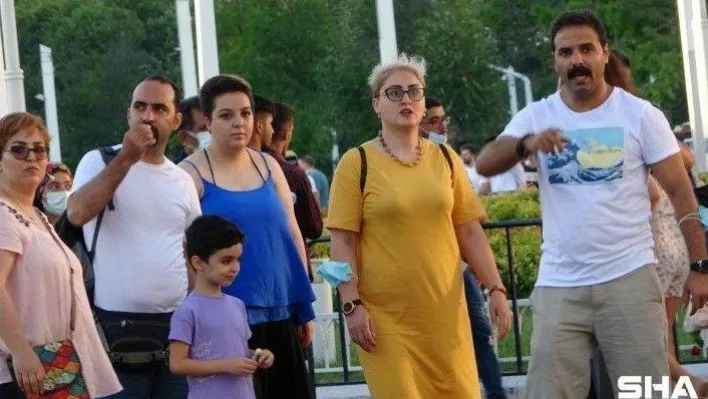 (Özel) Taksim'de virüsü unuttular, maskesiz gezdiler