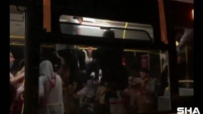 (Özel) Üsküdar'da otobüste tekmelerin havada uçuştuğu maske takma kavgası kamerada