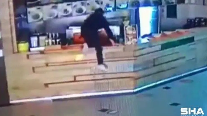 Tezgahın öbür tarafına atlayıp para çaldı: Soğukkanlı hırsız kamerada