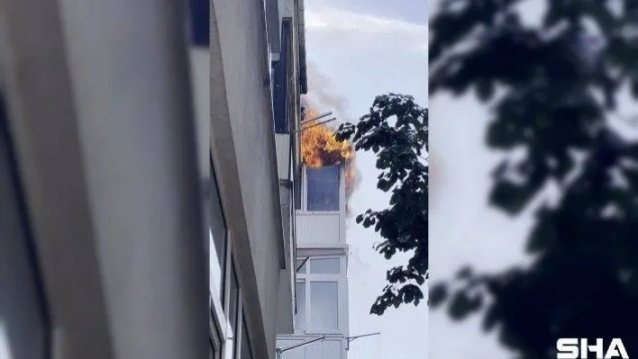 Üsküdar'da 3 katlı apartmandaki evin alev alev yandığı anlar kamerada
