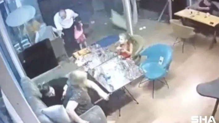 15'inci kattan kafeye mermer düştü, faciadan dönülen anlar kamerada