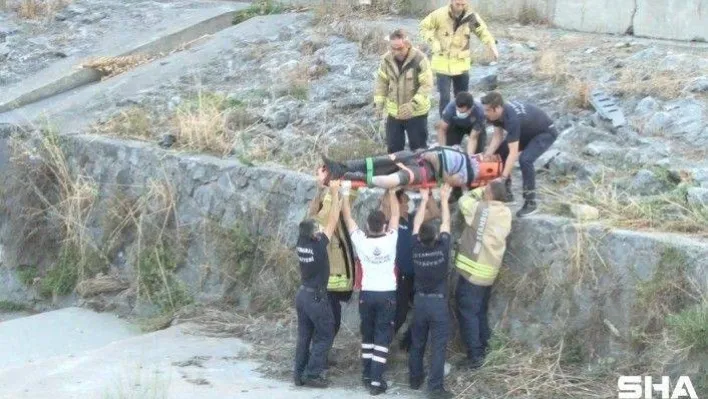 Bağcılar'da dere yatağına düşen adamı itfaiye ve sağlık ekipleri kurtardı