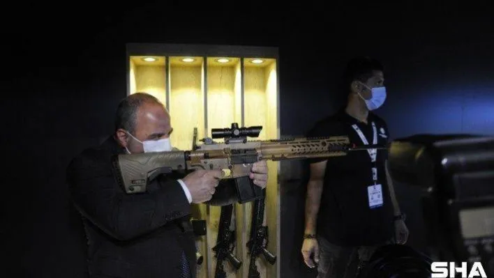 Bakan Varank 15'inci Savunma Sanayi Fuarı'nı ziyaret etti