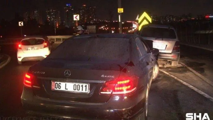 Bariyerlere çarpan araç alev aldı: 2 yaralı